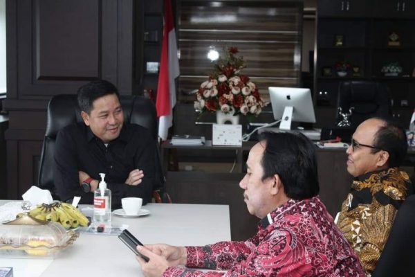 Wagub Kandouw saat menerima audiensi PT JMB Kamis (16/9/2021) bertempat di ruang kerja Wakil Gubernur Sulut.(foto.ist)