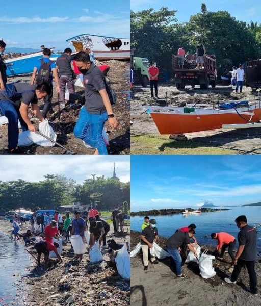 Pelaksanaan bersih-bersih pantai Karangria oleh Aliansi Pers Manado