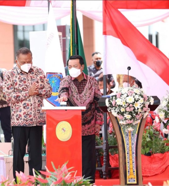 Didampingi Gubernur Olly, Ketua MA RI saat meresmikan Jalan dan Lapangan Prof. Dr. Mr. Raden Soelaiman Effendi Koesoemah Atmadjah.