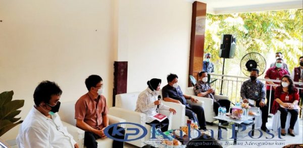 Walikota dan Wawali AARS saat mendampingi
Menteri Sosial RI di BRSPDSN Tumou Tou Manado