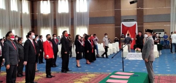 Wawali Richard Sualang saat melantik 45 Staf khusus di lingkup Pemkot Manado