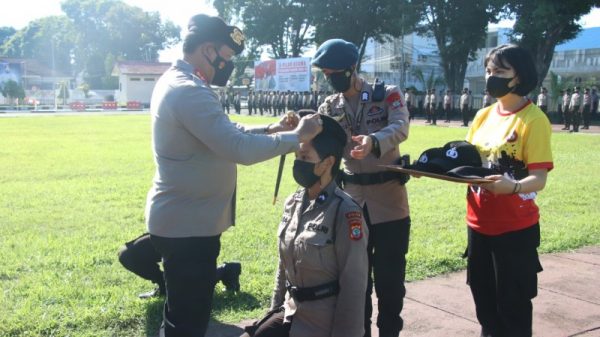 Pemasangan baret khas Samapta secara simbolis oleh Irjen Pol Nana Sudjana kepada tiga perwakilan bintara remaja