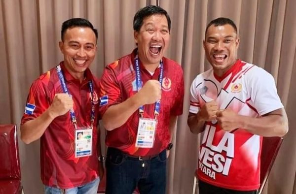 (Pelatih Tim Tinju Sulut, Bonyx Saweho bersama Wakil Gubernur Sulut, Steven Kandouw didampingi Atlet Tinju Sulut, Toar Sompotan saat merayakan kemenangan)