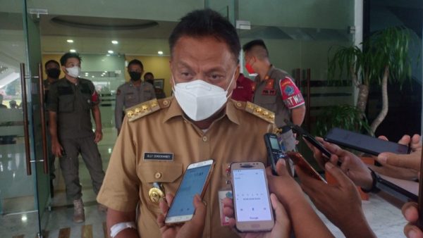 Gubernur Olly saat diwawancarai sejumlah wartawan, Senin (18/10/21).