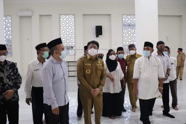 Walikota Andrei Angouw saat menghadiri peresmian Masjid Agung Awwal Fathul Mubien