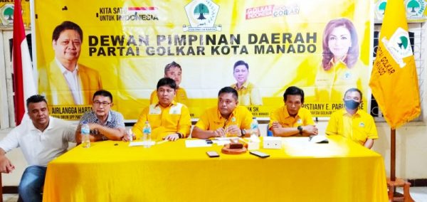 Ketua DPD Golkar Manado Maykel Damopolii didampingi, Sekretaris DPD Golkar Manado Ruby Rumpesak dan Pengurus Partai