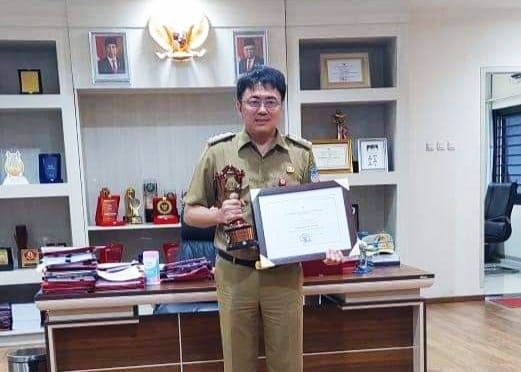 Walikota Manado, Andrei Angouw saat memegang penghargaan Anugerah Parahita Ekapraya dan Kota Layak Anak 2020