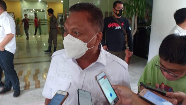 Gubernur Olly saat diwawancarai sejumlah wartawan. (Foto.ist).