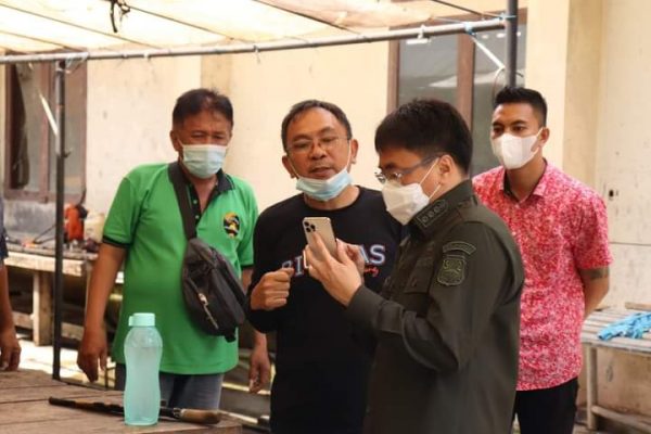 Walikota Andrei didampingi Kepala RPH, Joike saat Turlap di Lokasi Rumah Potong Hewan