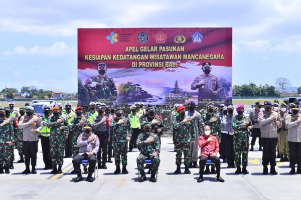 Apel gelar pasukan dalam rangka kesiapan penerimaan Wisatawan Mancanegara (Wisman) di Bandara Internasional I Gusti Ngurah Rai, Bali