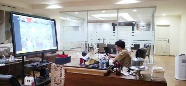 Walikota Andrei saat mengikuti VidCon Lewat Aplikasi Zoom Meeting bersama Presiden