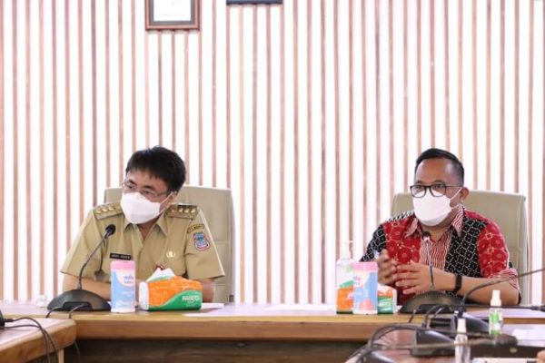 Walikota Andrei Angouw dan Wawali Richard Sualang saat memimpin rapat rutin Evaluasi Pendapatan Daerah