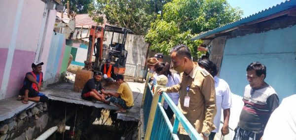 Camat Tuminting, Bonyx Saweho saat melakukan pemantauan perbaikan drainase yang ada di Karangria