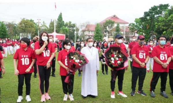 Kegiatan olahraga pagi bersama para pejabat eselon II, III dan IV di halaman Kantor Gubernur Sulut. (Foto.ist)