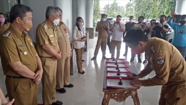 Penyerahan bantuan lima unit mobil jenazah