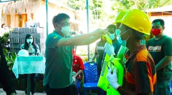 Walikota Andrei saat menghadiri Peletakan Batu Pertama Pembangunan/Renovasi Rumah Tidak Layak Huni di Bahowo Tongkaina