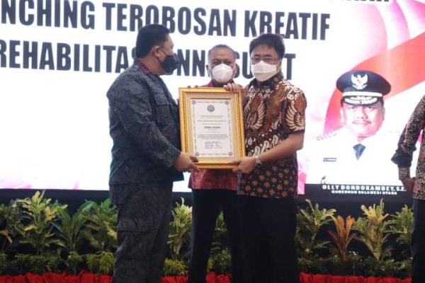 Walikota Andrei saat menerima penghargaan sebagai pihak pendukung P4GN dan Drugs Free Exhibition Day
