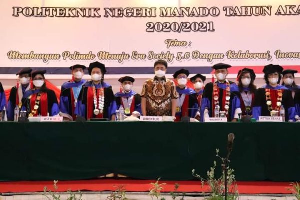 Walikota Manado saat menghadiri Kegiatan Wisuda Politeknik Manado