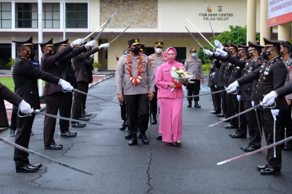 Polda Sulut menggelar tradisi farewell parade