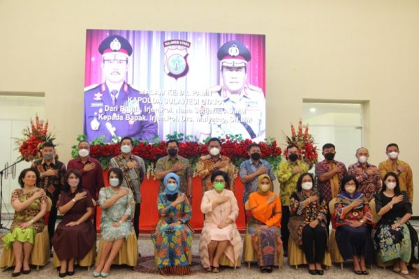 Foto bersama dalam kegiatan acara Malam Kenal Pamit Kapolda Sulawesi Utara