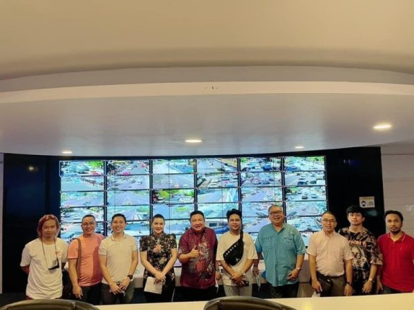 Kadis Kominfo Manado, Erwin Kontu didampingi Kabid Lidya Kaawoan saat mensosialisasikan kegiatan AARS kepada Masyarakat Manado