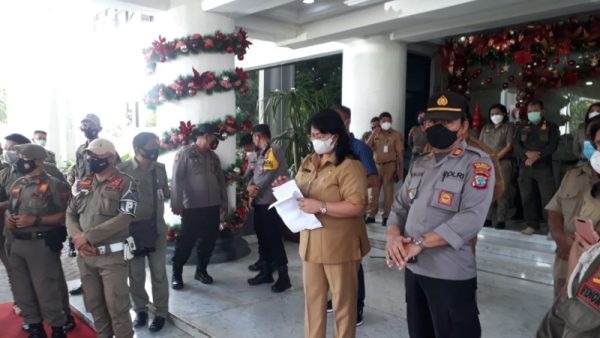 Tumundo saat menerima aksi demo damai di Kantor Gubernur Sulut. (Foto.ist)