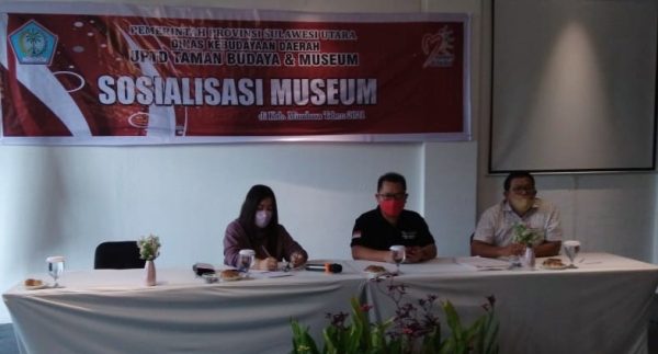 Kadis Dikbud Sulut Fery Sangian saat membuka kegiatan sosialisasi di Kabupaten Minahasa. (Foto.ist