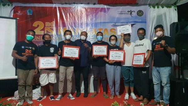 Para juara saat foto bersama Kadis Pariwisata Sulut Henry Kaitjily