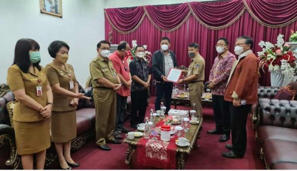 Kawatu saat menerima nota Dinas Gubernur Sulut sebagai Plh Sekprov Sulut dari Gubernur Olly Dondokambey, Senin (1/11/21).