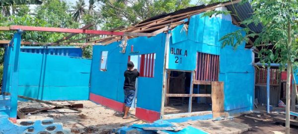 Warga terlihat membongkar sendiri rumah miliknya di lahan KEK Bitung.(Foto.Ain)