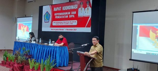 Asisten I Sekdaprov Bidang Pemerintahan dan Kesra, Denny Mangala saat membawakan sambutan dalam Rakor. (Foto.Ain)