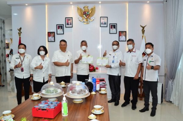 Bupati FDW saat menerima piagam penghargaan program kampung iklim