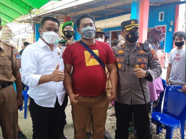 Tampak Bupati Boltim, Kapolres dan warga yang memberikan doorprize