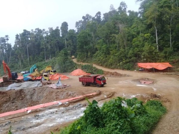 Aktivitas Pertambangan Emas Tanpa Ijin (PETI) di Ratatotok, Kabupaten Mitra.