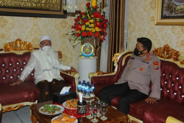 Kapolda Sulawesi Utara Irjen Pol Mulyatno dan Ketua Majelis Ulama Indonesia (MUI) Sulawesi Utara (Sulut) KH. Abd Wahab Abdul Gafur, Lc