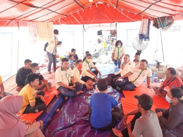 KETUA UMUM Pemuda Katolik bersama rombongan turun langsung ke posko pengungsian erupsi Gunung Semeru, Senin (13/12/2021).(foto:ist)