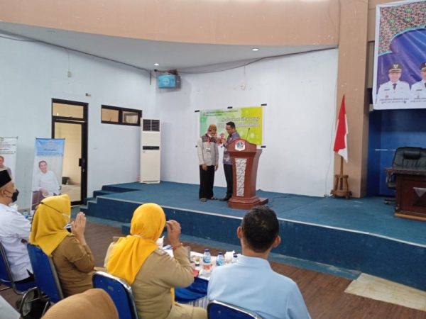 Tampak Bupati memeluk Iman masjid yang mendapatkan hadiah umroh.