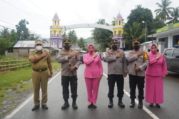 Kapolda Irjen Pol Mulyatno didampingi Bupati Bolmut Depri Pontoh dan Kapolres Bolmut AKBP Wahyu Purwidiarso bersama Ketua Bhayangkari Sulut Ny. Mila Mulyatno