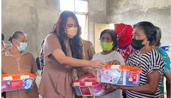 dr Devi saat menyerahkan bantuan.
(Foto.ist)