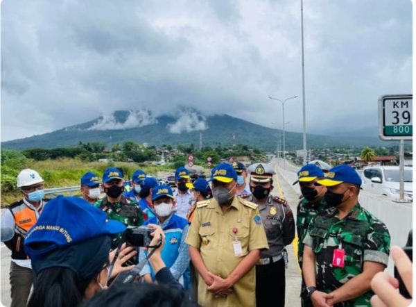Gubernur Olly saat meninjau di Jalan Tol jalur Danowudu-Bitung