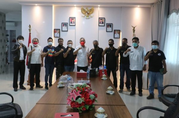 Foto bersama Bupati FDW bersama Komunitas Petani Walet Minahasa Selatan
