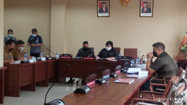 Rapat dengar pendapat antara komisi 1 DPRD Sulut dan BKD Sulut
