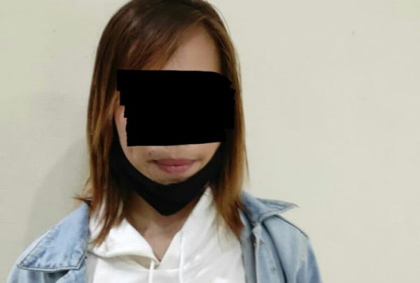 Perempuan yang disinyalir mengedarkan obat keras saat ditangkap