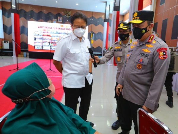 Menteri Kesehatan (Menkes) Budi Gunadi Sadikin bersama dengan Kapolri Jenderal Listyo Sigit Prabowo saat meninjau langsung vaksinasi serentak se-Indonesia