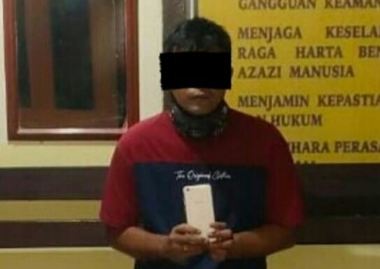 Pelaku terduga yang mencuri Hp milik pelanggan saat ditangkap