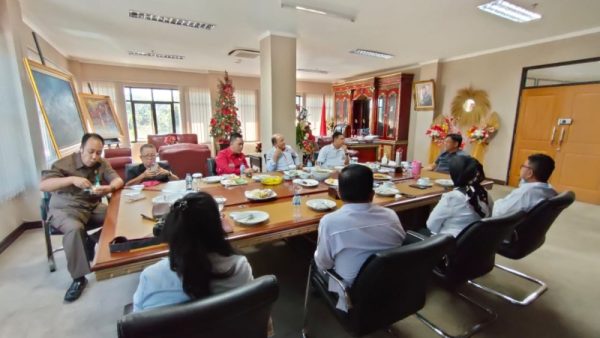 Suasana saat KPU Sulut temui Ketua DPRD Sulut, dr. Andi Silangen dan sejumlah Anggota Dewan di ruang kerjanya, Senin (24/1/2022) siang