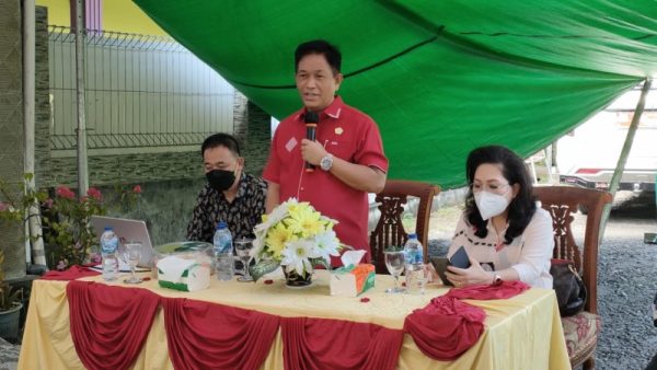 Ketua DPRD Sulut, dr. Fransiscus Andi Silangen didampingi Kadis Sosial Sulut, dr. Rini Tamuntuan dan narasumber saat melaksanakan Sosper di Tahuna