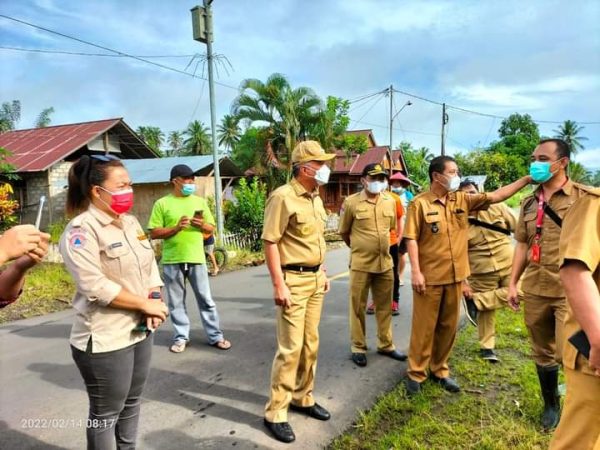 Bupati Minahasa Selatan Franky Donny Wongkar SH, saat meninjau langsung lokasi banjir