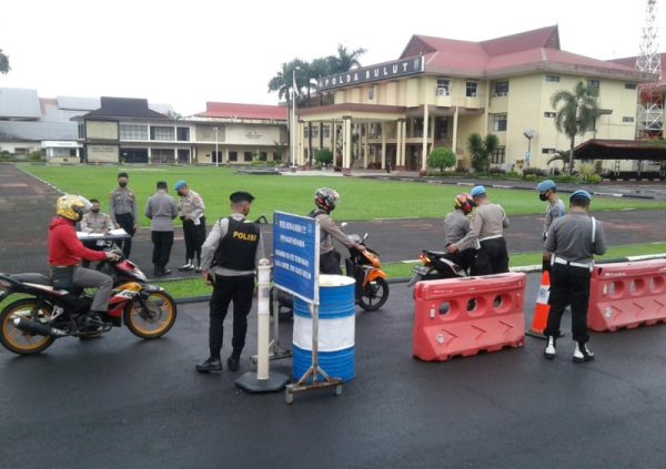 Pemeriksaan sertifikat vaksin di Mapolda Sulut