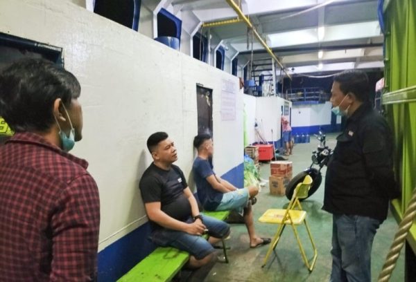 Sejumlah pekerja PT TMS yang masih menuggu hingga larut malam
